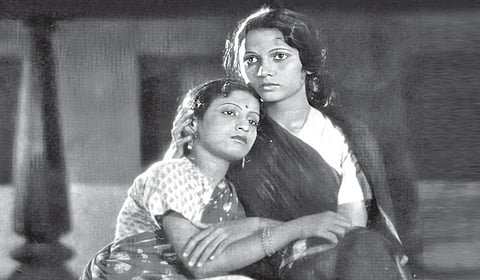 டி.கே.சண்முகம் குழுவினர் நடத்தி வந்த ‘குமாஸ்தாவின் பெண்’ நாடகம் 1941இல் திரைப்படமானது. அதில் எம்.வி.ராஜாம்மா, எம்.எஸ்.திரௌபதி ஆகியோர்.