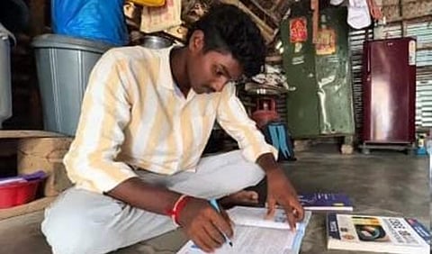 கூடுதல் கட்டணம்: மருத்துவக் கல்வி கற்க முடியாமல் புதுச்சேரி அரசுப் பள்ளி மாணவர் தவிப்பு