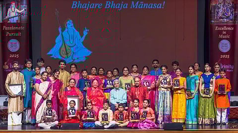 கலிபோர்னியாவின் பாலோ ஆல்டோவில்  நடைபெற்ற டிரினிட்டி இசைப் பள்ளியின் 35-ம் ஆண்டு விழாவில் பங்கேற்ற சிறப்பு விருந்தினர்கள், இசைக் கலைஞர்கள் மற்றும் விருதாளர்கள்.