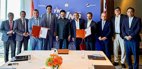 லண்டனில் முதல்வர் ஸ்டா​லின் முன்​னிலை​யில், ரூ.7,500 கோடி முதலீட்டுக்கான புரிந்துணர்வு ஒப்பந்தத்தில் இந்துஜா குழுமம் கையெழுத்​திட்​டுள்​ளது. இந்த நிகழ்வில் அமைச்சர் டிஆர்பி.ராஜா, முதல்​வரின் செயலர் உமா​நாத், தொழில் துறை செயலர் அருண் ராய், தமிழ்​நாடு தொழில் வழி​காட்டி நிறுவன மேலாண்மை இயக்​குநர் தாரேஸ் அகமது, இந்துஜா குழும தலைமை நிர்வாகி தீரஜ் இந்துஜா மற்றும் உயர் அதிகாரிகள் பங்கேற்றனர்.