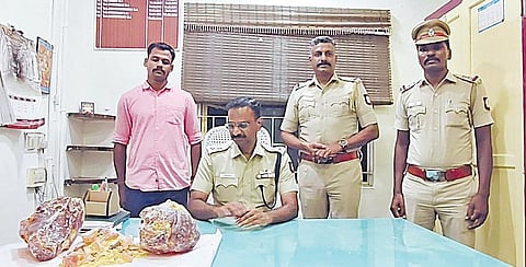 சிதம்பரம் போலீஸாரால் பறிமுதல் செய்யப்பட்ட திமிங்கல எச்சத்தை பார்வையிட்ட எஸ்.பி. ஜெயக்குமார்.