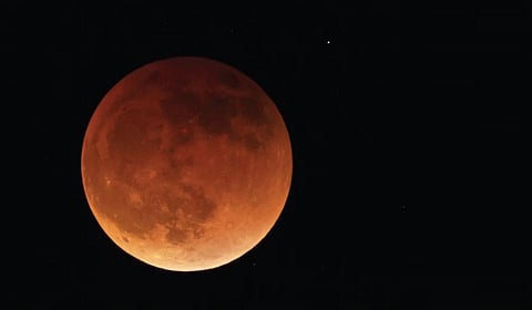 அடர் சிவப்பு நிறத்தில் அழகாக தோன்றிய ‘ரத்த நிலா’ - ​முழு சந்திர கிரகணத்தை மக்கள் கண்டு ரசித்தனர்