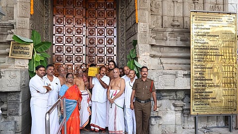 சந்​திர கிரகணம்: ஏழுமலையான் கோயில் நடை சாத்தப்பட்டது