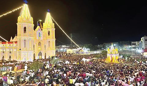 வேளாங்கண்ணி புனித ஆரோக்கிய அன்னை பேராலய ஆண்டுப் பெருவிழாவையொட்டி நேற்று நடைபெற்ற பெரிய தேர் பவனியில் லட்சக்கணக்கான பக்தர்கள் பங்கேற்றனர்.