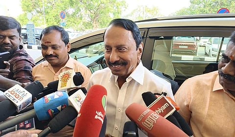 கோவை விமான நிலையத்தில் செய்தியாளர்களிடம் பேசிய அதிமுக முன்னாள் அமைச்சர் கே.ஏ.செங்கோட்டையன். | படம்: ஜெ.மனோகரன்