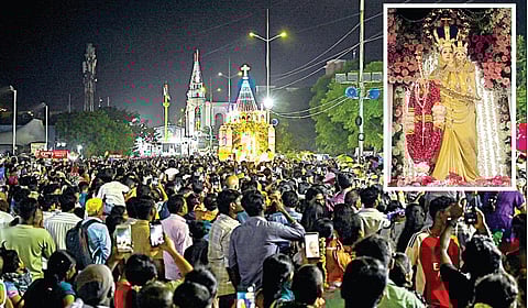 பெசன்ட் நகர் அன்னை வேளாங்கண்ணி திருத்தலத்தின் 53-வது ஆண்டு பெருவிழாவை முன்னிட்டு நேற்று தேர் பவனி நடைபெற்றது. (உள்படம்) தேரில் பவனி வந்த மாதா. | படங்கள்: எஸ்.சத்தியசீலன் |