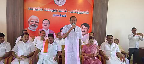 நாமக்கல் மாவட்ட பாஜக அலுவலகத்தில் நடைபெற்ற ஆலோசனைக் கூட்டத்தில் அதிமுக முன்னாள் அமைச்சர் தங்கமணி பேசினார். அருகில் பாஜக மாநில துணைத் தலைவர் ராமலிங்கம் உள்ளிட்டோர்.