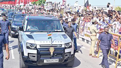 வெளிநாட்டு சுற்றுப்பயணம் மேற்கொண்ட முதல்வர் ஸ்டாலின் நேற்று சென்னை திரும்பினார். விமான நிலையத்தில் இருந்து வழிநெடுகிலும் திமுகவினர், பொதுமக்கள் திரண்டு நின்று அவருக்கு உற்சாக வரவேற்பு அளித்தனர்.