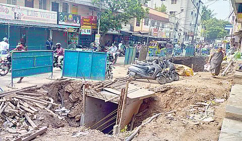 கல்யாணராமபுரத்தில் நுழைவாயில் மற்றும் பஜனை கோயில் தெருவில் நடைபெறும் மழை நீர் வடிகால் அமைக்கும் பணி.