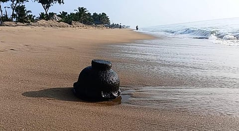 மாமல்லபுரம் கடற்கரையில் கரை ஒதுங்கிய பலிபீடம் சிற்பம்.