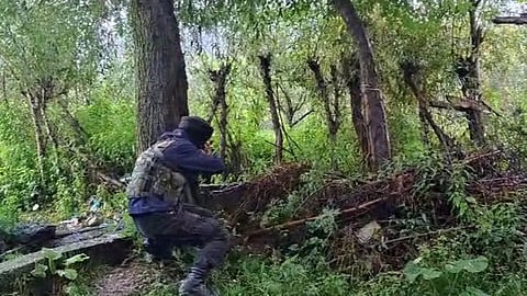 ஜம்மு காஷ்மீரில் 2வது நாளாக துப்பாக்கிச் சூடு: 2 வீரர்கள் உயிரிழப்பு, 2 பயங்கரவாதிகள் சுட்டுக்கொலை