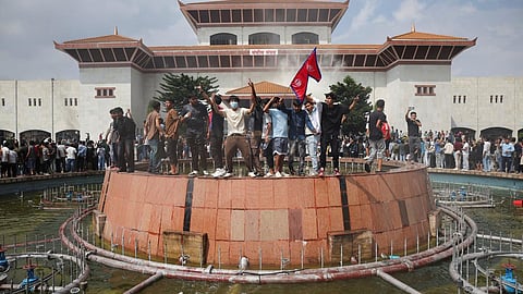 நேபாள நாடாளுமன்றம் முன்பாக போராட்டத்தில் ஈடுபட்ட இளைஞர்கள்