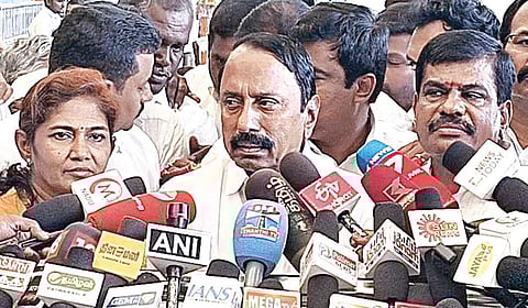 கோவையில் செய்தியாளர்களுக்குப் பேட்டியளித்த அதிமுக முன்னாள் அமைச்சர் கே.ஏ.செங்கோட்டையன்.