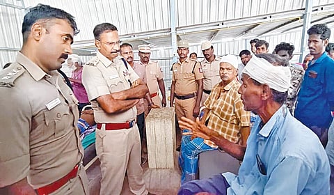 மது போதையில் வந்த ரவுடிகளின் தாக்குதலுக்கு உள்ளானவர்களிடம் விசாரணை நடத்திய கடலூர் எஸ்.பி. ஜெயக்குமார்.