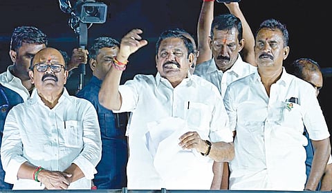 பொள்ளாச்சி திருவள்ளுவர் திடலில் நேற்று நடந்த பிரச்சாரக் கூட்டத்தில் பேசிய அதிமுக பொதுச் செயலாளர் பழனிசாமி. அருகில் முன்னாள் அமைச்சரும், அதிமுக கொறடாவுமான எஸ்.பி.வேலுமணி, பொள்ளாச்சி ஜெயராமன் எம்எல்ஏ உள்ளிட்டோர்.