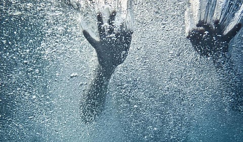 ஆந்திராவைச் சேர்ந்த குடும்பத்தினர் கிருஷ்ணகிரி அணையில் குதித்து 2 பேர் தற்கொலை, 2 பெண்கள் மீட்பு