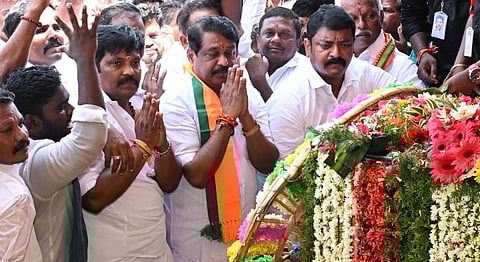 பரமக்குடியில் தியாகி இமானுவேல் சேகரன் நினைவிடத்தில் நயினார் நாகேந்திரன் தலைமையில் பாஜகவினர் மரியாதை.