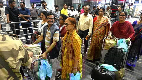 நேபாள கலவரத்தில் சிக்கித் தவித்த ஆந்திர சுற்றுலா பயணிகள் 144 பேர் தாயகம் திரும்பினர்