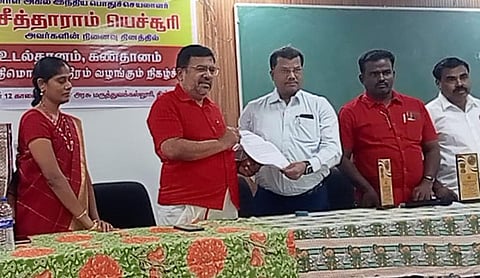 திண்டுக்கல்லில் உடல் உறுப்பு தான உறுதிமொழி பத்திரம் வழங்கிய திண்டுக்கல் எம்.பி., சச்சிதானந்தம்.