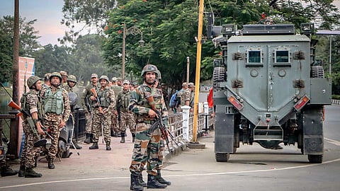 பிரதமரின் வருகையை முன்னிட்டு மணிப்பூர் தலைநகர் இம்பாலில் பாதுகாப்புப் பணியில் ஈடுபட்டுள்ள பாதுகாப்புப்  படையினர்.