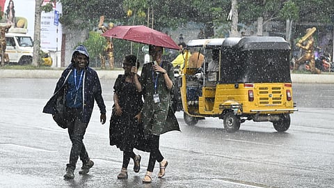 வளிமண்டல மேலடுக்கு சுழற்சியால் தமிழகத்தில் இன்றும், நாளையும் மழை வாய்ப்பு: வானிலை மையம் தகவல்