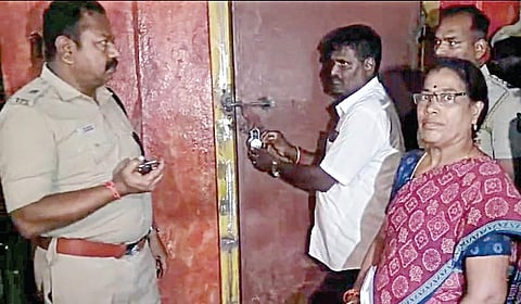 வன்னியர் சங்க அலுவலகத்துக்கு சீல் வைத்த வருவாய்த் துறையினர்.