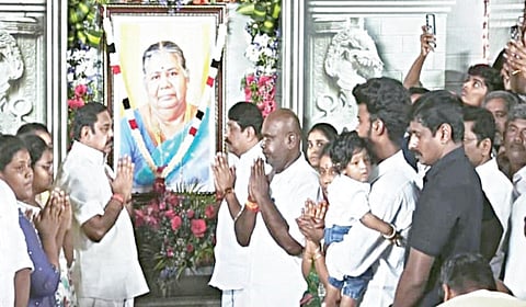 முன்னாள் அமைச்சர் ஆர்.பி.உதயகுமாரின் தாயார் மீனாள் அம்மாளின்  படத்தை திறந்துவைத்த அதிமுக பொதுச் செயலாளர் பழனிசாமி.