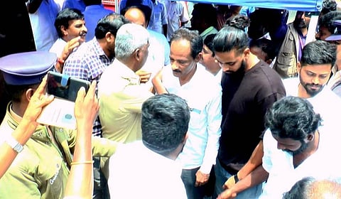 அண்ணா பிறந்தநாள் விழா: குன்னூரில் திமுக, அதிமுக இடையே மோதல்!