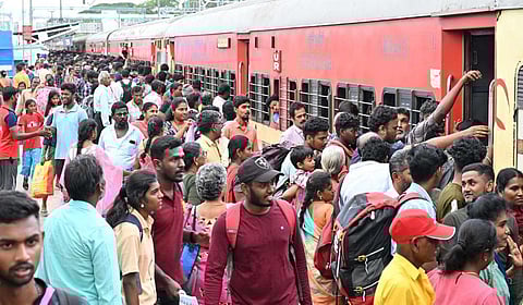 ஐஆர்சிடிசி-ல் ஆதாரை பதிவு செய்தவர்கள் மட்டுமே முதல் 15 நிமிடம் ரயில் டிக்கெட் முன்பதிவு செய்யலாம்: அக். 1 முதல் புதிய நடைமுறை