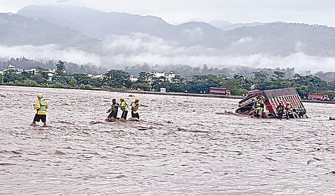 உத்தராகண்ட் மாநிலத்தில் நேற்று மேகவெடிப்பு காரணமாக சந்திரபாகா நதியில் வெள்ளப்பெருக்கு ஏற்பட்டது. ரிஷிகேஷ் நகரில் சந்திரபாகா நதி வெள்ளத்தில் சிக்கிய வாகனங்களில் பரிதவித்த பயணிகளை தேசிய பேரிடர் மீட்புப் படை வீரர்கள் பத்திரமாக மீட்டனர். | படம்: பிடிஐ |