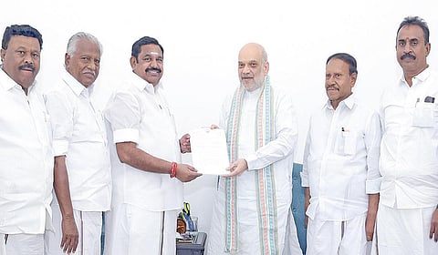 டெல்லியில் மத்திய உள்துறை அமைச்சர் அமித் ஷாவை சந்தித்த அதிமுக பொதுச்செயலாளர் பழனிசாமி, முத்துராமலிங்கத் தேவருக்கு பாரத ரத்னா விருது கோரி மனு அளித்தார். உடன் கட்சியின் மூத்த நிர்வாகிகள்.