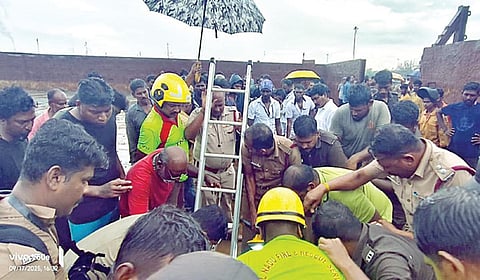 தூத்துக்குடி பழைய துறைமுகத்தில் மிதவை கப்பலுக்கு அடியில் உள்ள டேங்கை சுத்தம் செய்தபோது உயிரிழந்த 3 தொழிலாளர்களின் உடல்களை மீட்கும் பணியில் ஈடுபட்ட தீயணைப்பு படையினர்.