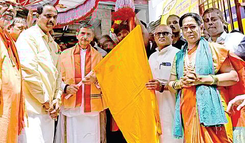 விசுவ ஹிந்து பரிஷத்தின் திருமலை திருப்பதி திருக்குடை ஊர்வலத்தை ஆளுநர் ஆர்.என்.ரவி, சென்னை பூக்கடையில் உள்ள சென்னகேசவ பெருமாள் கோயிலில் நேற்று தொடங்கி வைத்தார். விசுவ இந்து பரிஷத்தின் தலைவர் ஆண்டாள் சொக்கலிங்கம், மாநில செயலாளர் பாலமணிமாறன், அகில இந்திய டிரஸ்டி மணிகண்டன் உள்ளிட்டோர் உடனிருந்தனர். | படங்கள்: ம.பிரபு |