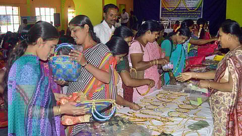 மகளிர் சுயஉதவிக் குழு அடையாள அட்டை மூலம் கோ-ஆப்டெக்ஸ், ஆவின், இ-சேவை மையங்களில் சலுகை