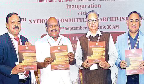 தேசிய ஆவணக் காப்பகம், தமிழ்நாடு ஆவணக் காப்பகம் மற்றும் வரலாற்று ஆராய்ச்சித் துறை சார்பில் சென்னை, கிண்டியில் நேற்று நடைபெற்ற 50-வது தேசிய ஆவணக் காப்பாளர்கள் குழு கூட்டத்தில், தமிழக உயர்கல்வித் துறை அமைச்சர் கோவி.செழியன், 2 ஆங்கில நூல்களை வெளியிட்டார். இந்நிகழ்ச்சியில் தேசிய ஆவணக் காப்பக தலைமை இயக்குநர் சஞ்சய் ரஸ்தோகி, உயர்கல்வித் துறை செயலர் பொ.சங்கர், தமிழ்நாடு ஆவணக் காப்பக முதன்மை செயலர் ஹர் சஹாய் மீனா, வரலாற்று வல்லுநர்கள் கலந்து கொண்டனர்
