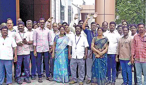 பதவி உயர்வில் குளறுபடி என கூறி, அண்ணாசாலை மின்வாரிய தலைமைப் பொறியாளர் அலுவலகத்தை ஊழியர்கள் முற்றுகையிட்டு  நுழைவாயில் அருகே போராட்டம் நடத்தினர். | படம்: எல்.சீனிவாசன் |