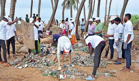 ராமேசுவரம் அக்னி தீர்த்தக் கடற்கரை அருகே நடந்த 
தூய்மை பணியின்போது சேகரிக்கப்பட்ட காலி மதுபாட்டில்கள்