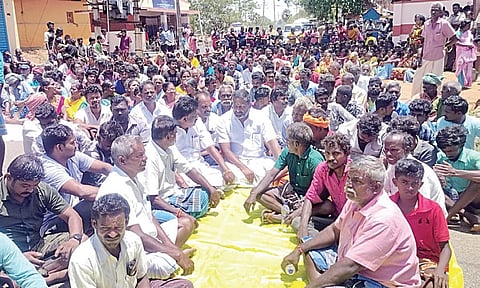 தென்காசி மாவட்டம் சுரண்டை அருகே குளத்தில் இருந்து தண்ணீர் எடுக்கும் விவகாரம் தொடர்பாக அதிமுக எம்எல்ஏ கிருஷ்ண முரளி தலைமையில் நடைபெற்ற சாலை மறியல் போராட்டத்தில் பங்கேற்றோர்.