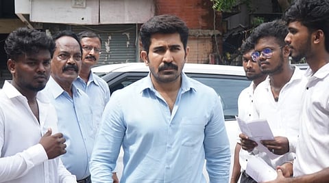 சக்தித் திருமகன் | ஊழல் பூதத்துடன் மோதும் புத்திமான்!