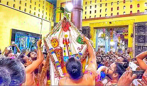 குலசேகரன்பட்டினம் தசரா திருவிழா கொடியேற்றம் கோலாகலம்: ஏராளமான பக்தர்கள் தரிசனம்