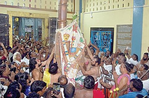 குலசேகரன்பட்டினம் தசரா திருவிழா கொடியேற்றம்: பல்லாயிரக்கணக்கான பக்தர்கள் காப்பு கட்டி வேடமணிந்தனர்