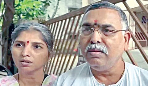 சூர்யகாந்த் தோரட் மற்றும் அவரது மனைவி.