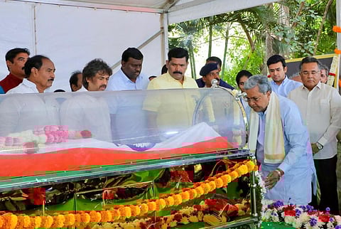 மறைந்த கன்னட எழுத்தாளர் பைரப்பா உடலுக்கு முதல்​வர் சித்தராமையா அஞ்சலி