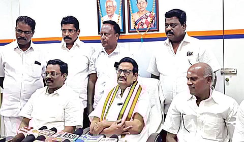 சிதம்பரத்தில் நேற்று செய்தியாளர்களுக்குப் பேட்டியளித்த தமிழக காங்கிரஸ் முன்னாள் தலைவர் கே.எஸ்.அழகிரி.