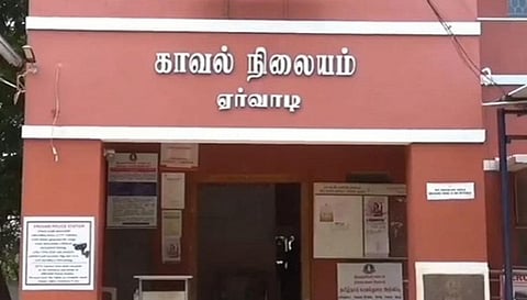 ஏர்வாடியில் பள்ளி மாணவர்கள் மோதல்: அரிவாளால் வெட்டப்பட்டதில் இருவர் காயம்