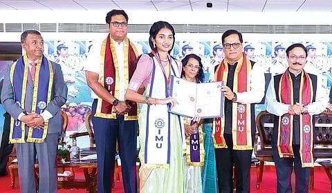 சென்னை செம்மஞ்சேரியில் உள்ள இந்திய கடல்சார் பல்கலைக்கழகத்தில் நேற்று நடைபெற்ற 10-வது பட்டமளிப்பு விழாவில், மத்திய கப்பல் போக்குவரத்துத் துறை அமைச்சர் சர்பானந்த சோனாவால் பல்கலைக்கழக அளவில் சிறப்பிடம் பெற்ற மாணவ-மாணவிகளுக்கு பதக்கங்கள் அணிவித்து பட்டங்களை வழங்கினார். அருகில், மத்திய துறைமுகம் மற்றும் கப்பல் போக்குவரத்துத்துறை செயலர் டி.கே.ராமச்சந்திரன், தமிழக தொழில்துறை அமைச்சர் டி.ஆர்.பி.ராஜா, பல்கலைக்கழக துணைவேந்தர் மாலினி வி.ஷங்கர் ஆகியோர் உள்ளனர்.