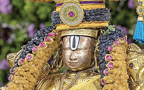 மலையப்ப சுவாமிக்கு உலர் பழ, மலர் அலங்காரம்