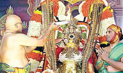 திருப்பதி ஏழுமலையான் கோயில் பிரம்மோற்சவ விழாவில் நேற்றிரவு பிரசித்தி பெற்ற கருட வாகனத்தில் உற்சவர் மலையப்பர் எழுந்தருளி பக்தர்களுக்கு அருள் பாலித்தார்.