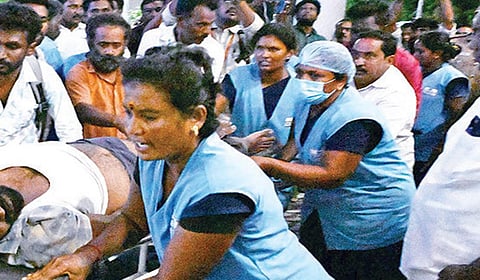 கரூர் மருத்துவமனையில் சுற்றிச் சுழன்ற தூய்மைப் பணியாளர்கள்!