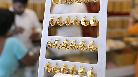 தங்​கம் விலை வரலாறு காணாத புதிய உச்​சம்: பவுனுக்கு ரூ.1,040 உயர்ந்து ரூ.86,160-க்கு விற்​பனை